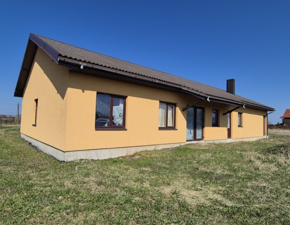 AKMENĖS MIESTE, RAMIOJE IR GAMTOS APSUPTOJE VIETOJE PARDUODAMAS NAUJOS STATYBOS GYVENAMASIS NAMAS SU 13,46 ARŲ ŽEMĖS SKLYPU